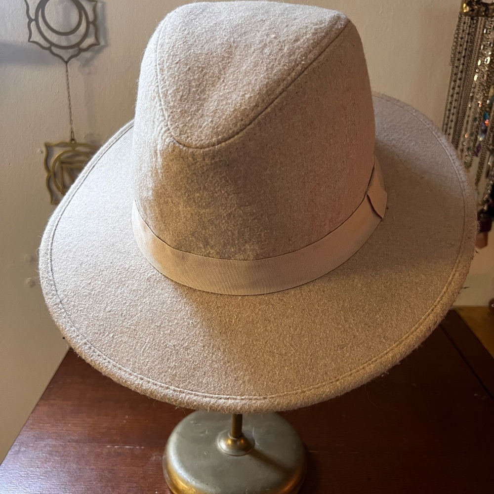 Cream hat - Picture 2 of 2